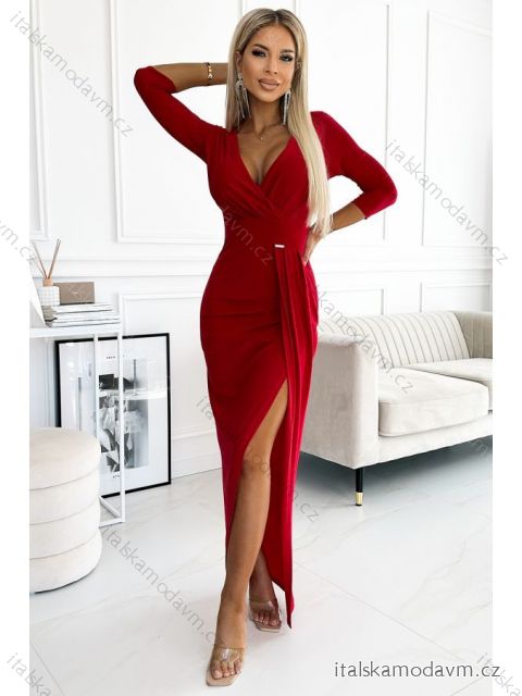 404-7 Lesklé šaty s výstřihem a rozparkem na nohavici - červená barva