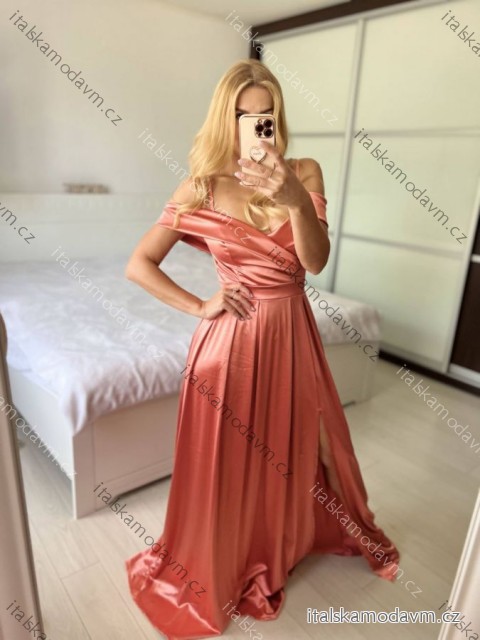 Šaty carmen dlhé na ramienka elegantné saténové dámske (S/M ONE SIZE) TALIANSKA MÓDA IMPBB22B22735/DR - ružová marhuľová - S/M