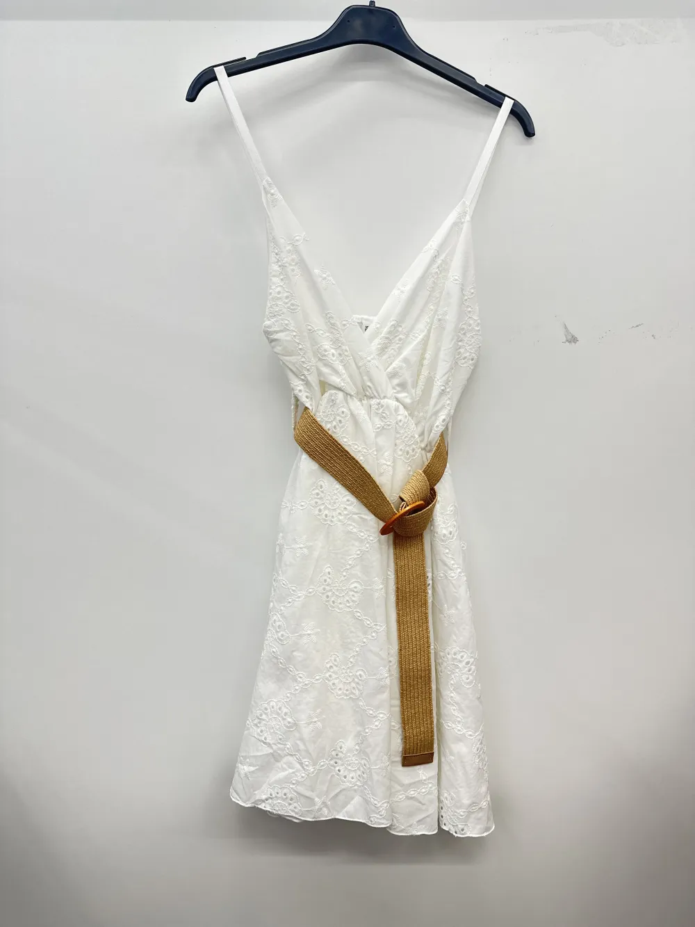 Šaty krátké letní krajkové s páskem na ramínka dámské (S/M/L ONE SIZE) ITALSKÁ MÓDA IMPSH2531156