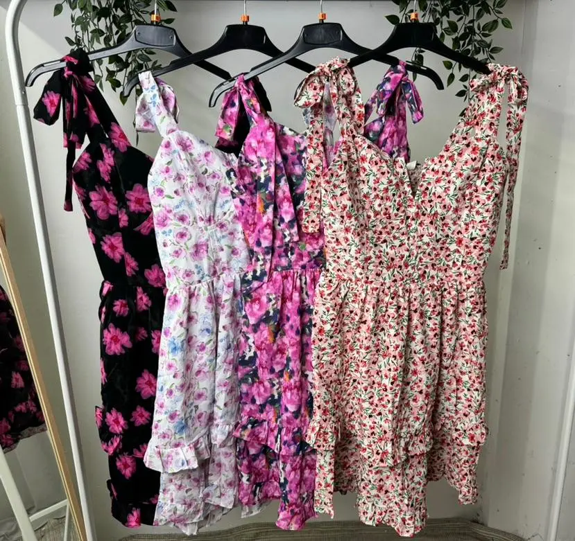 Šaty krátke letné kvetované na ramienka dámske (S/M/L ONE SIZE) TALIANSKA MÓDA IMPLP2562700014