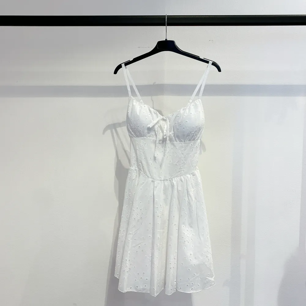 Šaty krátké letní krajkové na ramínka dámské (S/M/L ONE SIZE) ITALSKÁ MÓDA IMPMD2535266