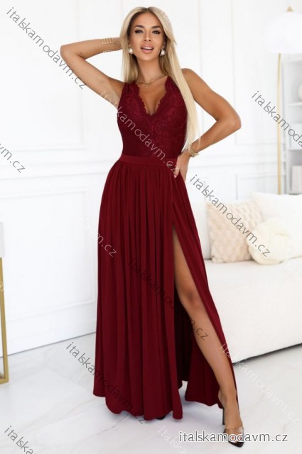 211-8 LEA dlouhé šaty s krajkovým výstřihem a rozparkem na nohavici - vínové