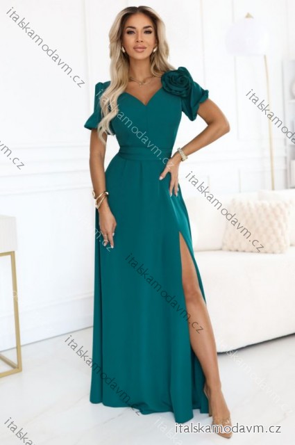 653-1 Elegantní dlouhé šaty s růží, páskem a vysokým rozparkem - lahvově zelené