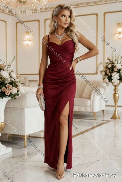 647-1 Dlouhé přiléhavé maxi šaty s zavinovacím výstřihem a rozparkem - vínové