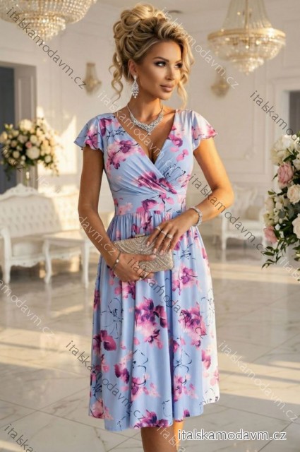 425-14 MATILDE Rozevláté midi šaty s zavinovacím výstřihem a krátkým rukávem - modré s růžovými květy